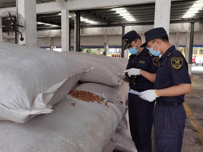 老港海關(guān)查獲6.3噸禁入固體廢物，軟木制品制造原料藏隱患